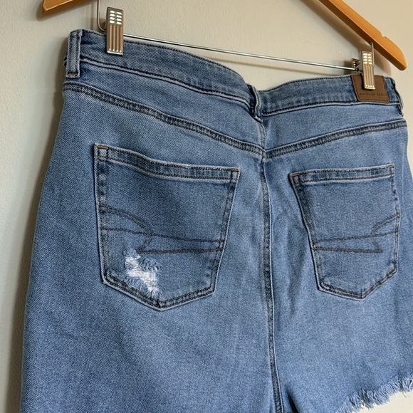 American Eagle Outfitters Mom Denim Short Distressed 14 Medium Blue • - Picture 4 of 6